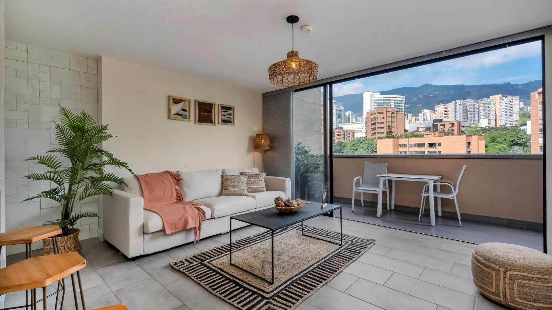 Apartamentos Go Living & Suites By Housy Host Medellín 0*,  Colômbia